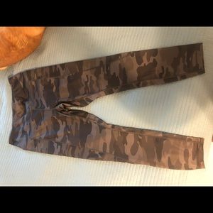 Women’s camo leggings with pockets